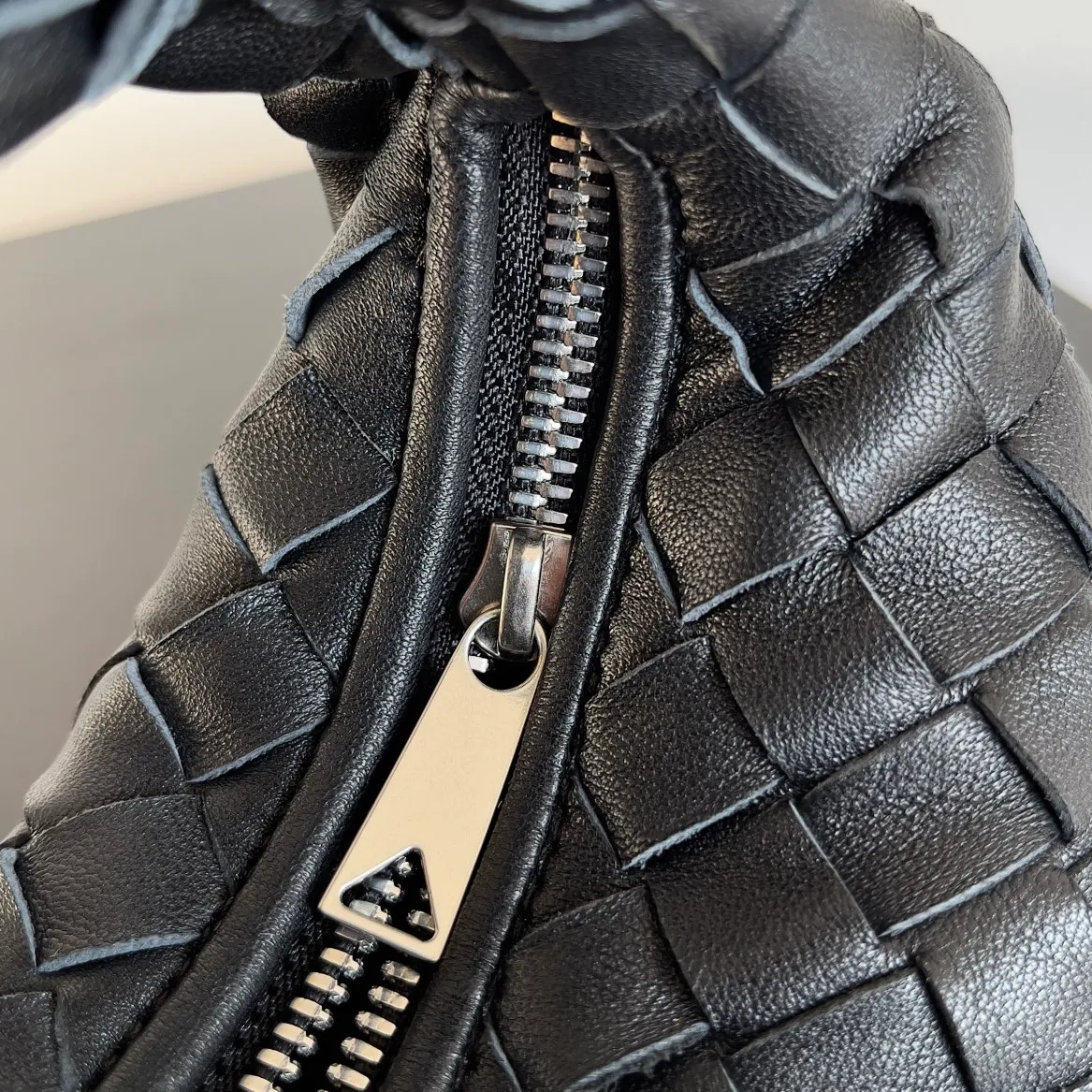 Batch 1080 BV super mini JODIE handbag, dumpling bag, braided knotted bag, simple, fashionable and super cute🍒Every color is high-end. It is a smaller version of the original mini version🤣It can only hold cuteness🍓🍓The upper body is fashionable and romantic. The fashionable bags created by Daniel Lee are really more and more favored by street experts. Style number: 730828 Size: 17*16*6.5